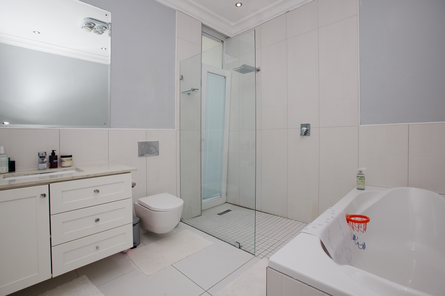 7 Bedroom Property for Sale in Cairnside Western Cape